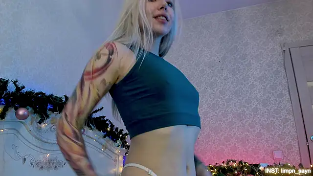 Snapshot of LillyMoure_ chatting on January 2026 11:41:02 PM LillyMoure online show from January 2026 11:41:02 PM