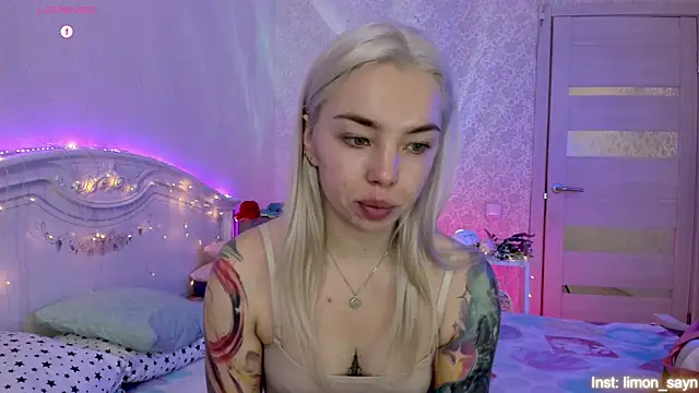 Snapshot of LillyMoure_ chatting on October 2025 01:07:01 AM LillyMoure online show from October 2025 01:07:01 AM