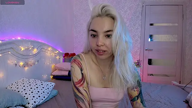 Snapshot of LillyMoure_ chatting on September 2025 11:21:01 PM LillyMoure online show from September 2025 11:21:01 PM