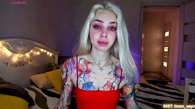 Snapshot of LillyMoure_ chatting on June 2026 11:27:02 PM LillyMoure online show from June 2026 11:27:02 PM
