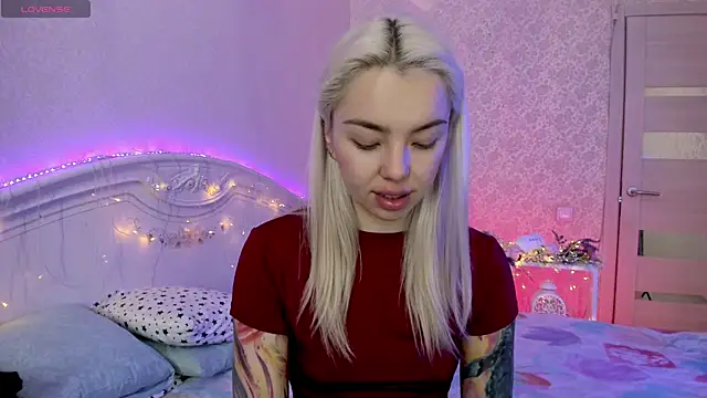 Snapshot of LillyMoure_ chatting on November 2025 11:30:02 PM LillyMoure online show from November 2025 11:30:02 PM