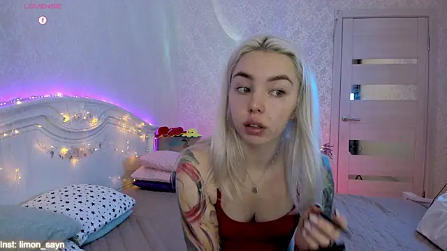 Snapshot of LillyMoure_ chatting on October 2025 11:30:02 PM LillyMoure online show from October 2025 11:30:02 PM