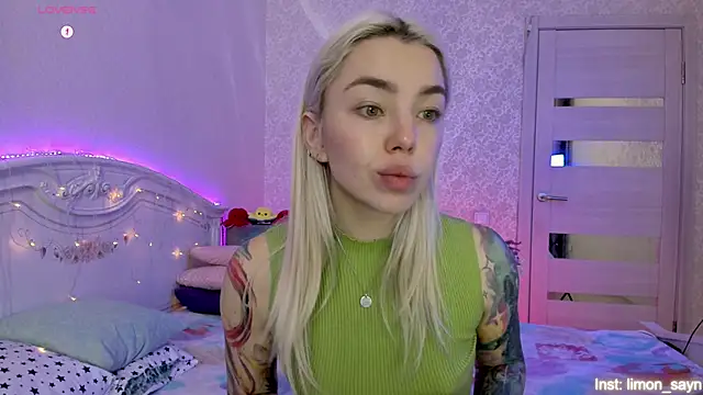 Snapshot of LillyMoure_ chatting on October 2025 11:28:01 PM LillyMoure online show from October 2025 11:28:01 PM