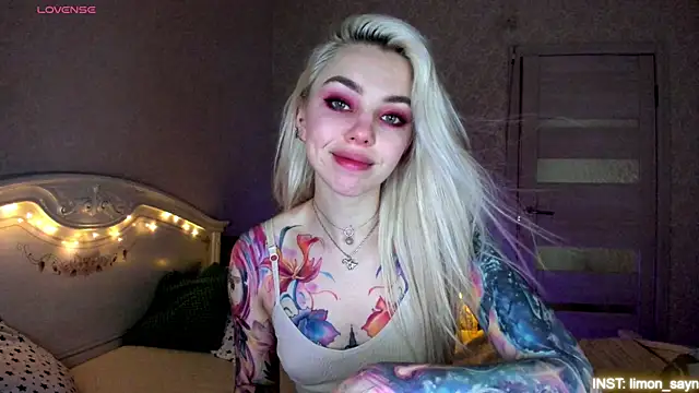 Snapshot of LillyMoure_ chatting on June 2026 11:20:02 PM LillyMoure online show from June 2026 11:20:02 PM