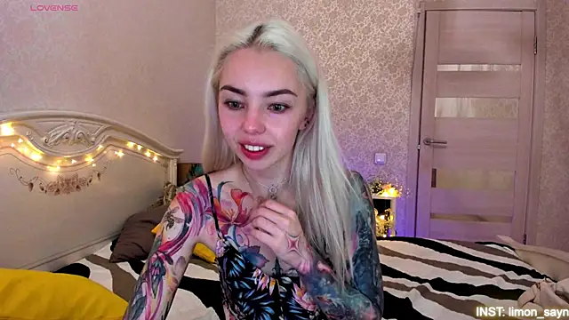 Snapshot of LillyMoure_ chatting on June 2026 04:08:02 AM LillyMoure online show from June 2026 04:08:02 AM