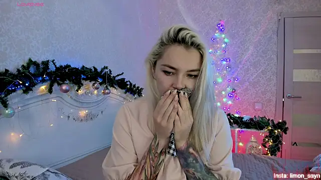 Snapshot of LillyMoure_ chatting on December 2025 11:42:02 PM LillyMoure online show from December 2025 11:42:02 PM