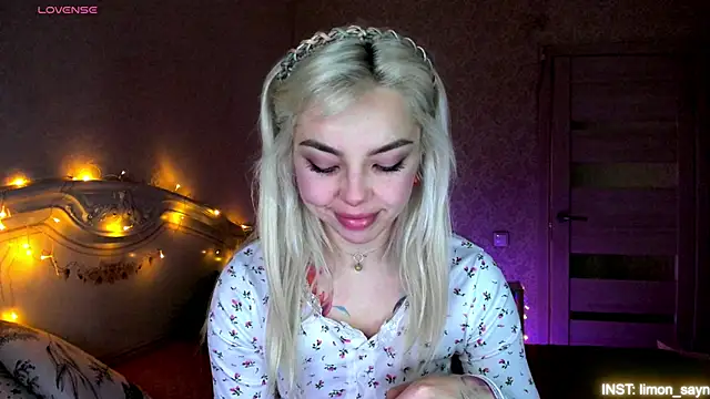 LillyMoure  online show from April 2026 11:22:01 PM