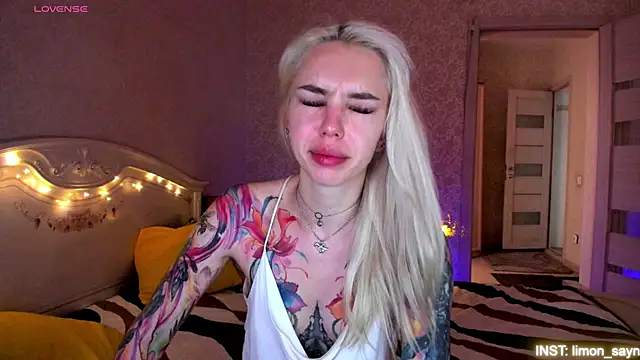 Snapshot of LillyMoure_ chatting on June 2026 01:22:01 AM LillyMoure online show from June 2026 01:22:01 AM
