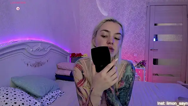 Snapshot of LillyMoure_ chatting on September 2025 11:26:01 PM LillyMoure online show from September 2025 11:26:01 PM