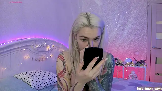 Snapshot of LillyMoure_ chatting on November 2025 11:19:02 PM LillyMoure online show from November 2025 11:19:02 PM