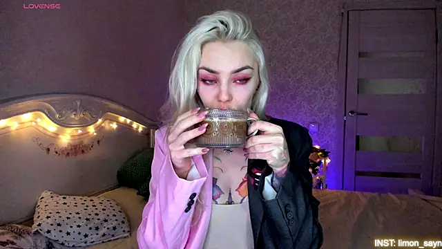 LillyMoure  online show from May 2026 11:57:01 PM
