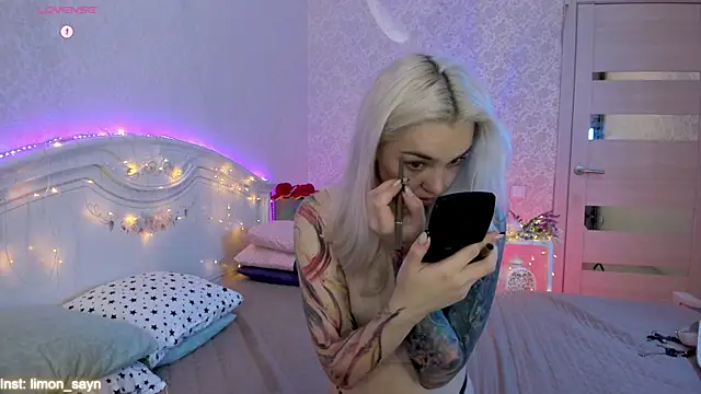 Snapshot of LillyMoure_ chatting on October 2025 11:19:02 PM LillyMoure online show from October 2025 11:19:02 PM