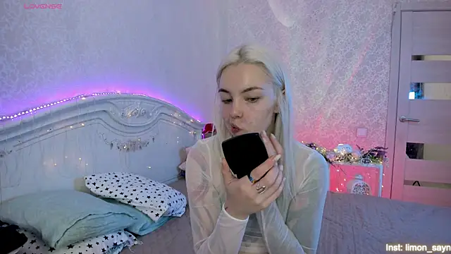 Snapshot of LillyMoure_ chatting on September 2025 11:32:01 PM LillyMoure online show from September 2025 11:32:01 PM