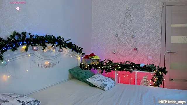 Snapshot of LillyMoure_ chatting on January 2026 11:44:02 PM LillyMoure online show from January 2026 11:44:02 PM