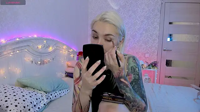 Snapshot of LillyMoure_ chatting on September 2025 11:42:01 PM LillyMoure online show from September 2025 11:42:01 PM