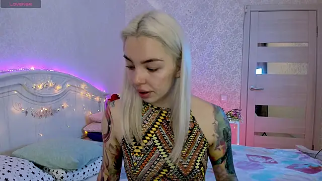 Snapshot of LillyMoure_ chatting on October 2025 11:16:01 PM LillyMoure online show from October 2025 11:16:01 PM