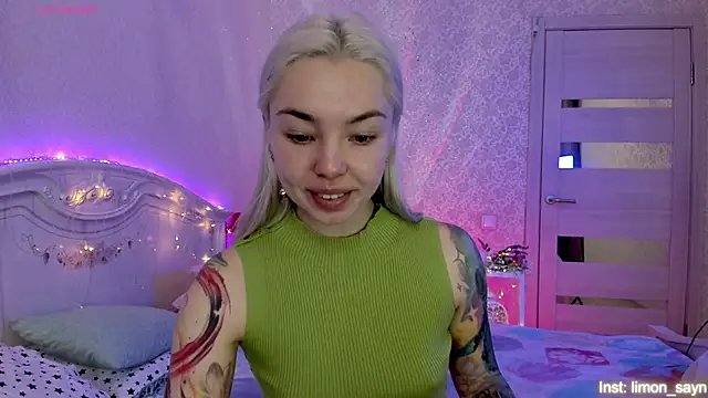 Snapshot of LillyMoure_ chatting on October 2025 11:37:01 PM LillyMoure online show from October 2025 11:37:01 PM