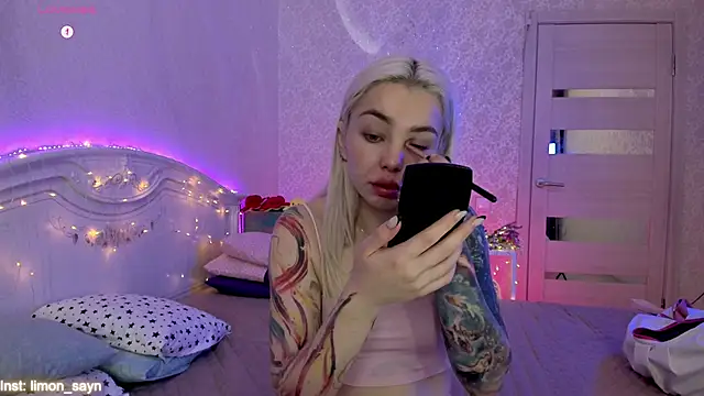 Snapshot of LillyMoure_ chatting on October 2025 11:39:02 PM LillyMoure online show from October 2025 11:39:02 PM