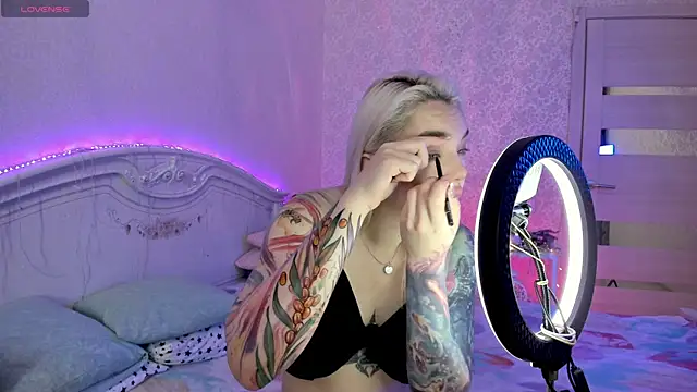 Snapshot of LillyMoure_ chatting on November 2025 11:41:01 PM LillyMoure online show from November 2025 11:41:01 PM