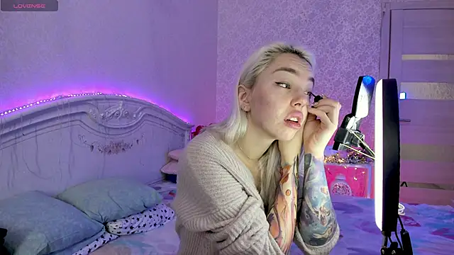 Snapshot of LillyMoure_ chatting on November 2025 11:20:01 PM LillyMoure online show from November 2025 11:20:01 PM