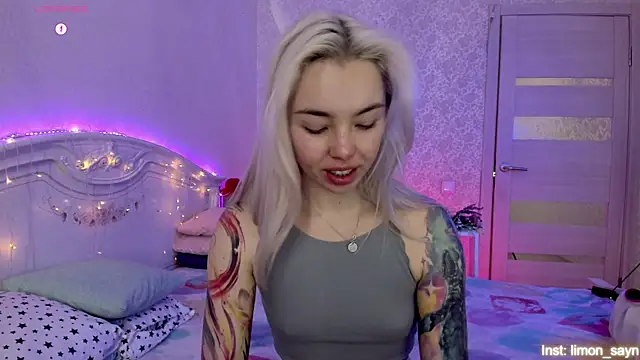 Snapshot of LillyMoure_ chatting on October 2025 12:23:02 AM LillyMoure online show from October 2025 12:23:02 AM