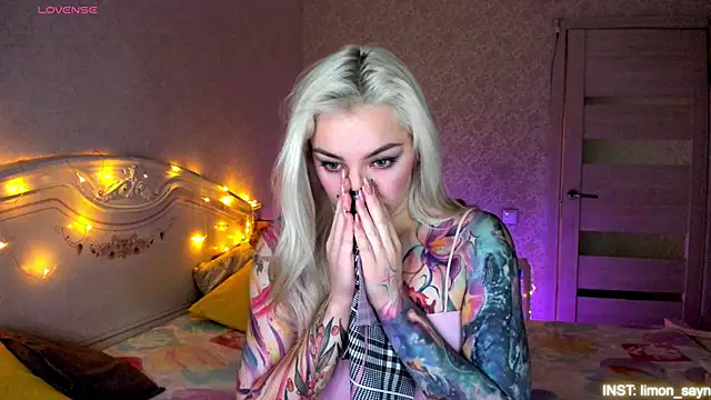 LillyMoure  online show from April 2026 11:45:01 PM