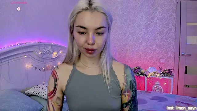 Snapshot of LillyMoure_ chatting on November 2025 11:19:01 PM LillyMoure online show from November 2025 11:19:01 PM