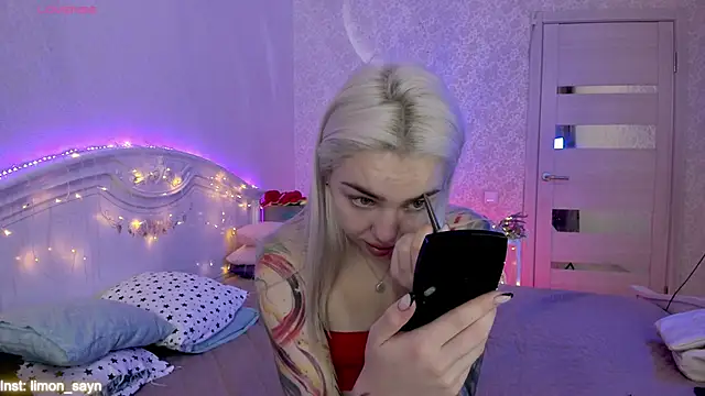 Snapshot of LillyMoure_ chatting on September 2025 11:33:02 PM LillyMoure online show from September 2025 11:33:02 PM