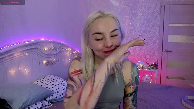 Snapshot of LillyMoure_ chatting on September 2025 01:00:01 AM LillyMoure online show from September 2025 01:00:01 AM