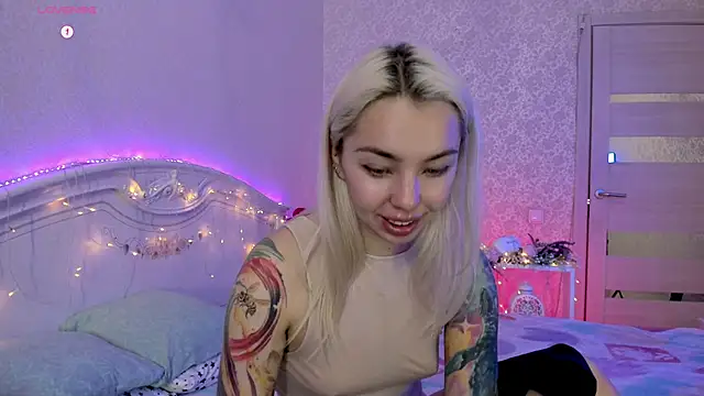 Snapshot of LillyMoure_ chatting on December 2025 11:36:02 PM LillyMoure online show from December 2025 11:36:02 PM