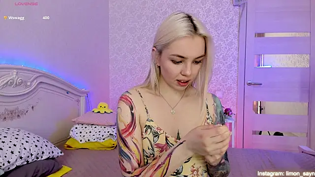 Snapshot of LillyMoure_ chatting on March 2025 02:59:01 AM LillyMoure online show from March 2025 02:59:01 AM