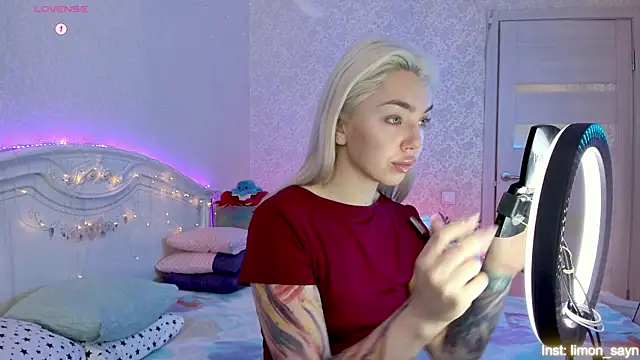 Snapshot of LillyMoure_ chatting on October 2025 11:25:02 PM LillyMoure online show from October 2025 11:25:02 PM