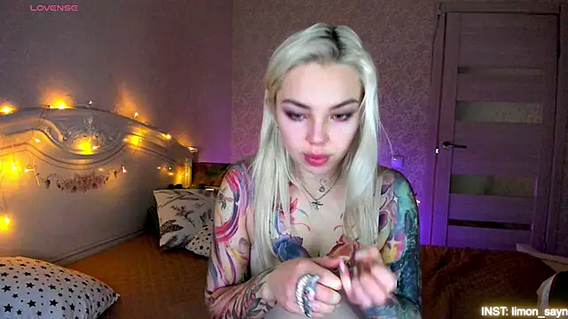 LillyMoure  online show from April 2026 11:32:02 PM