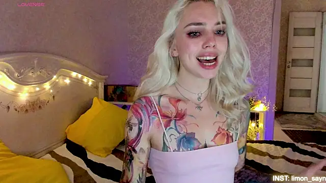 Snapshot of LillyMoure_ chatting on July 2026 03:23:01 AM LillyMoure online show from July 2026 03:23:01 AM