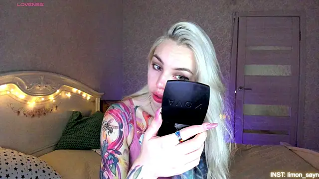 Snapshot of LillyMoure_ chatting on June 2026 11:09:01 PM LillyMoure online show from June 2026 11:09:01 PM