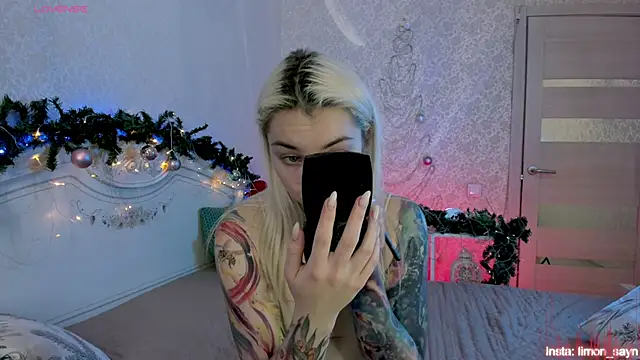 Snapshot of LillyMoure_ chatting on December 2025 12:49:01 AM LillyMoure online show from December 2025 12:49:01 AM