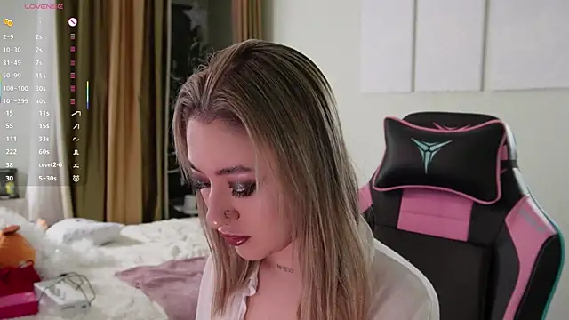 Fiona-Love online show from December 2025 05:25:02 PM