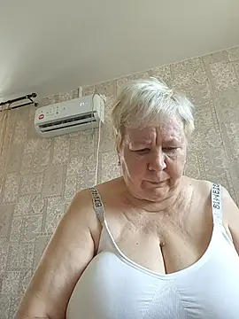 Snapshot of EffectFiona chatting on June 2026 06:02:02 AM EffectFiona online show from June 2026 06:02:02 AM