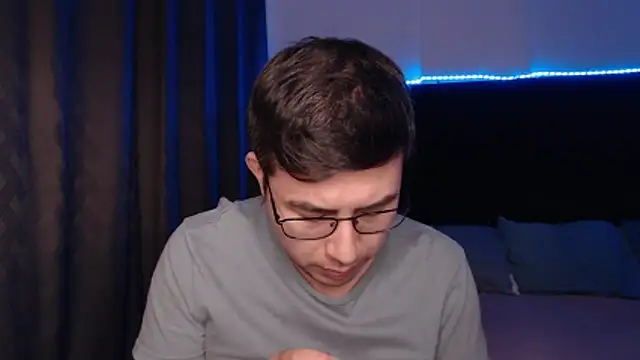 andrewmhilton  online show from April 2026 06:04:01 AM