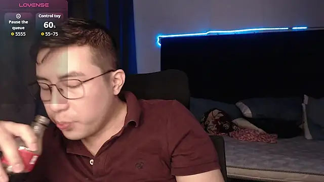 andrewmhilton  online show from December 2025 02:32:01 AM