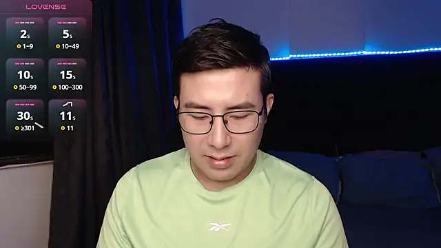 andrewmhilton  online show from March 2026 11:53:02 PM