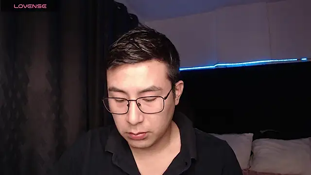 andrewmhilton  online show from February 2026 12:32:01 AM