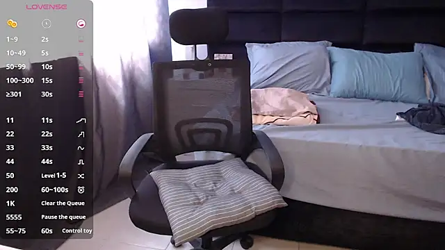 andrewmhilton  online show from November 2025 07:08:01 PM