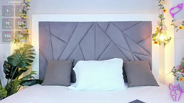 KiarhaTrixie online show from November 2025 03:11:01 AM