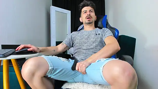 Snapshot of LiamCossio_ chatting on January 2025 11:30:01 PM LiamCossio  online show from January 2025 11:30:01 PM