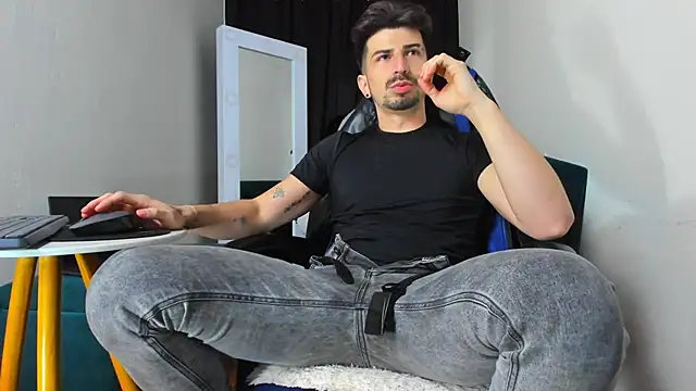 Snapshot of LiamCossio_ chatting on January 2025 06:42:01 AM LiamCossio  online show from January 2025 06:42:01 AM