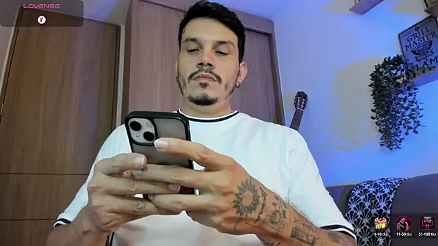 Snapshot of alejandro_stark chatting on July 2026 10:44:02 AM alejandro stark online show from July 2026 10:44:02 AM