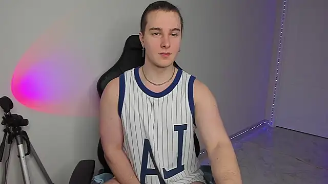 Snapshot of Vincent_Strong chatting on February 2025 03:00:01 PM Vincent Strong online show from February 2025 03:00:01 PM