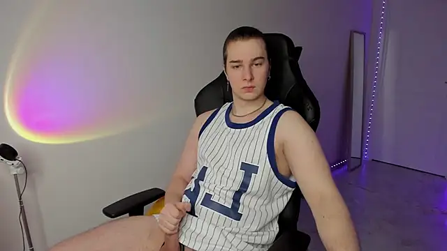 Snapshot of Vincent_Strong chatting on March 2025 01:32:02 AM Vincent Strong online show from March 2025 01:32:02 AM