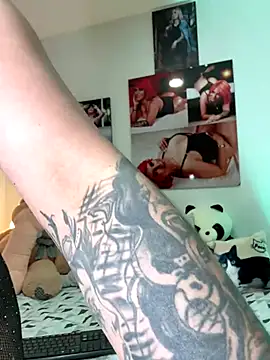 Snapshot of zafiro_mo0n chatting on December 2025 11:05:02 PM zafiro mo0n online show from December 2025 11:05:02 PM